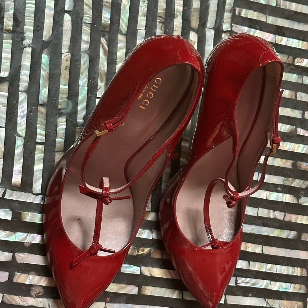 Red patent leather Gucci Beverly T-strap High Heel pumps. Size 42